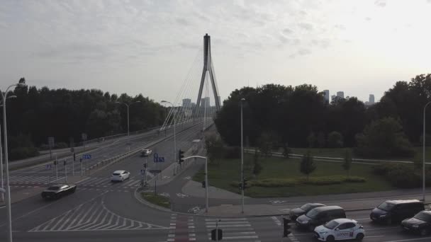 Nagranie Drona Mostu Warszawie Polska Płynącym Ruchem Drogowym Panoramą Śródmieścia — Wideo stockowe
