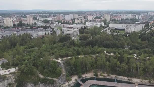 Kijkend Naar Stad Krakau Polen Klimmen Van Meer Zwembaden Hieronder — Stockvideo