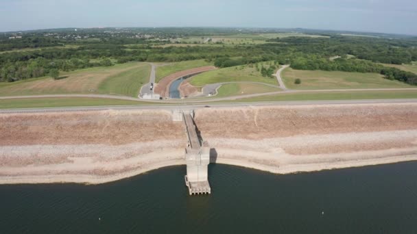 Brede Panning Luchtopname Van Controletoren Bij Clinton Lake Dam Met — Stockvideo