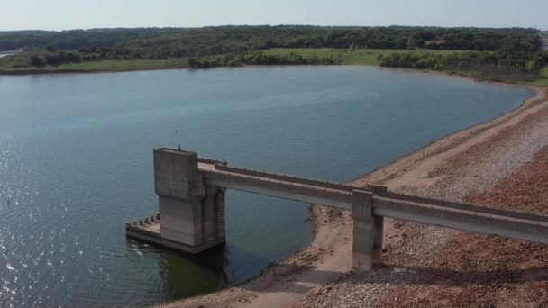 Captura Aérea Panorámica Torre Control Presa Clinton Lake Kansas — Vídeo de stock