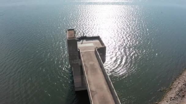 カンザス州クリントン湖ダムのコントロールタワーのパンニング鳥の目の空中撮影 — ストック動画