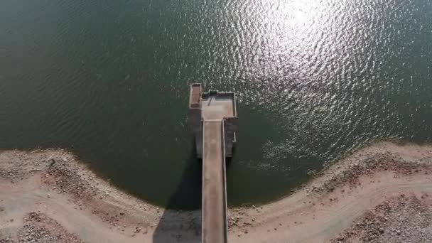 Reverse Pull Back Fuglebilde Kontrolltårnet Ved Clinton Lake Demningen Kansas – stockvideo