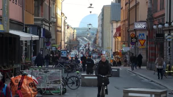 Folk Rör Sig Gatan Stockholm Med Avicii Arena Bakgrunden — Stockvideo