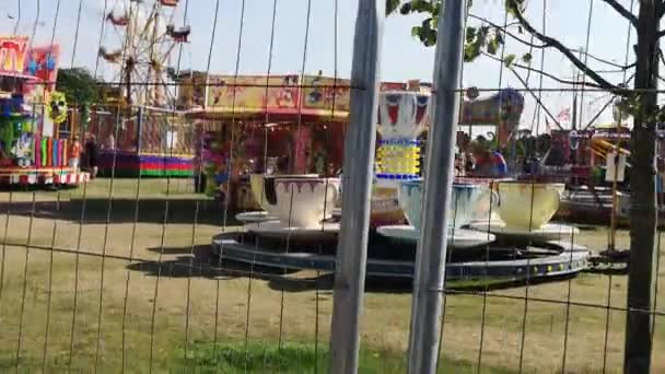 Pasando Cerca Seguridad Metálica Observando Paseo Taza Recinto Ferial Festividad — Vídeo de stock