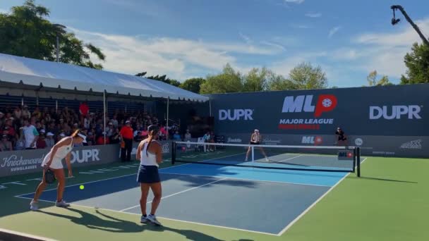 Atletas Sexo Feminino Jogando Jogo Competitivo Pickleball Major League Newport — Vídeo de Stock