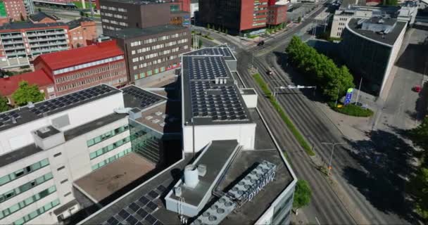 Widok Lotu Ptaka Wokół Budynku Panelami Słonecznymi Dachu Mieście Tampere — Wideo stockowe