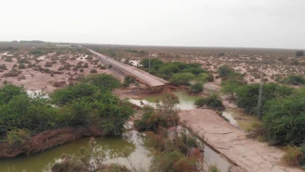 Flygdrönare Utsikt Över Översvämning Skadade Vägen Avlägsen Landsbygd Del Baluchistan — Stockvideo