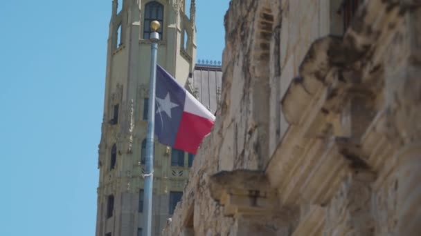 Die Flagge Des Texanischen Bundesstaates Weht Hoch Über Alamo — Stockvideo
