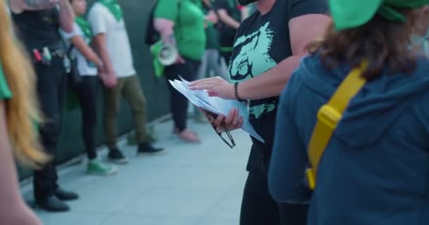Protest Organizer Hands Out Fliers Crowd Pro Choice Rally Downtown — Stock Video