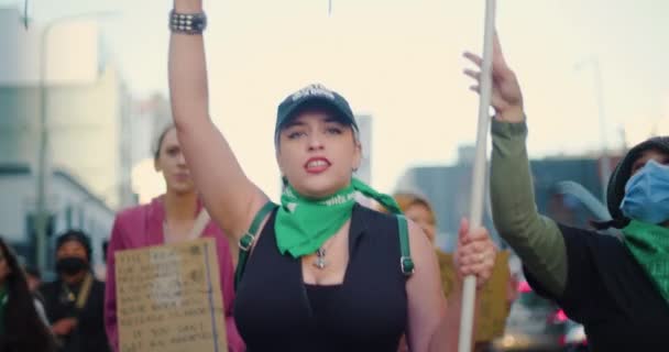 若い女性はダウンタウンの通りを行進するプロの選択で抗議者の群衆と一緒に叫ぶ — ストック動画