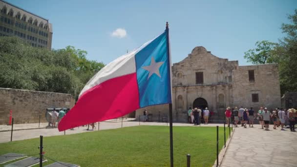 Drapeau État Texas Battant Dans Vent Avec Alamo Arrière Plan — Video