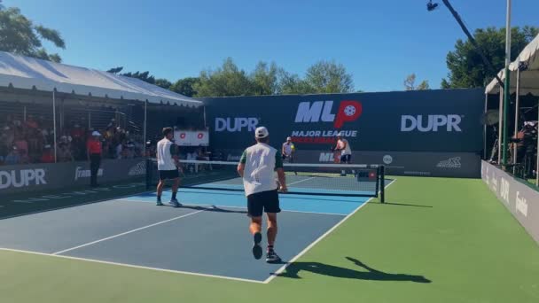 Competitive Men Doubles Game Point Scoorde Major League Pickleball Sunny — Stockvideo