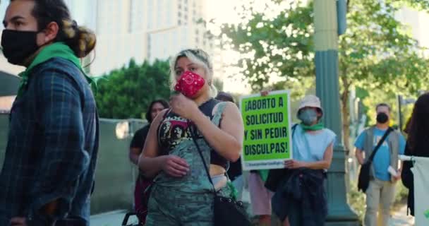Młoda Kobieta Ogląda Demonstrację Wiecu Praw Aborcji Downtown — Wideo stockowe