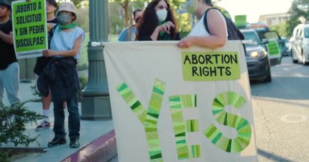白人女性2人がダウンタウンの集会で中絶の権利を支持 — ストック動画