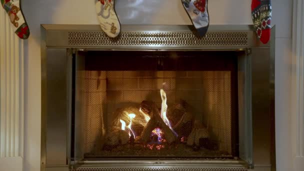 Статичний Знімок Горіння Деревини Стильному Каміні Різдвяними Шкарпетками Концепція Сезону — стокове відео