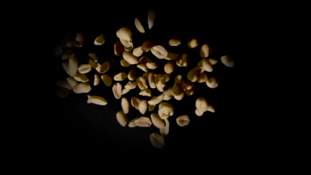 Statische Aufnahme Eines Haufens Geschälter Erdnüsse Der Plötzlich Nach Außen — Stockvideo
