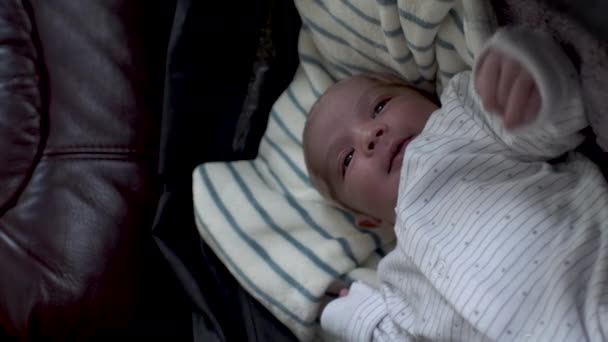 New Born Baby Boy Baby Grow Wriggling Bassinet Вертикальное Видео — стоковое видео