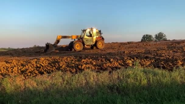 Buldozer Pohybuje Pozpátku Zemi Parmském Venkově Poli Plném Drnů — Stock video