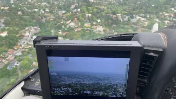 Helicóptero Voando Sobre Bairro Montanha — Vídeo de Stock