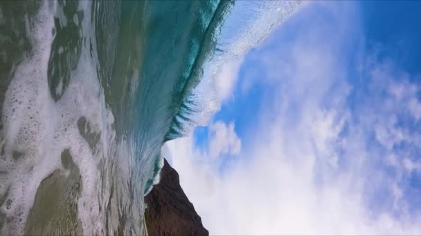 Vertikalt Skott Ocean Wave Curling Och Stänk Makua Beach Oahu — Stockvideo