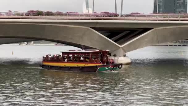 Paseo Barca Navegando Través Del Puente Jubileo Famoso Crucero Por — Vídeo de stock