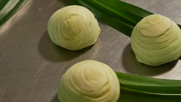 Pasticceria Verde Cinese Sulla Tavola Decorata Con Foglie Panda Primo — Video Stock