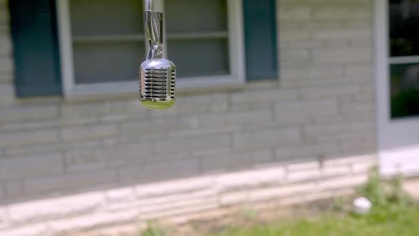 Vintage Styl Mikrofon Wiszący Zewnątrz Fasada Domu Jako Tło Spowolnienie — Wideo stockowe