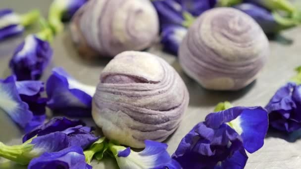 Pasticceria Cinese Viola Con Fiore Pisello Farfalla Primo Piano — Video Stock