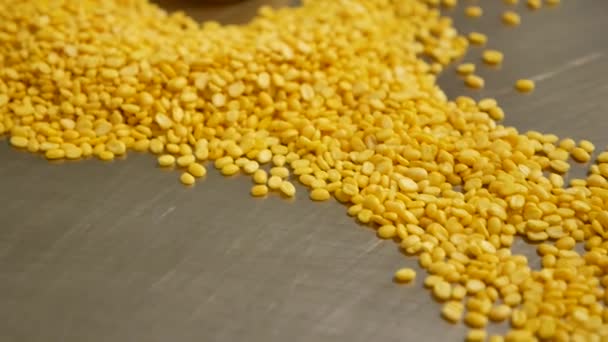 Sárga Kínai Sütemény Peel Mung Bean Asztalon Közelkép — Stock videók