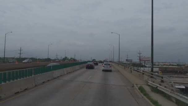 Pov Ujęcie Samochodu Jadącego Przez Autostradę Przez Most Chicago Illinois — Wideo stockowe