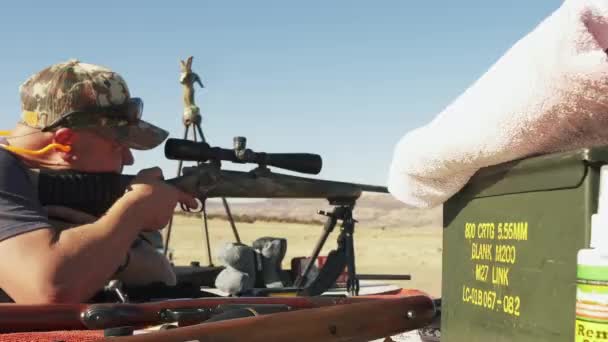 Hunter Man Schiet R25 Rifle Met Zware Terugslag Slider Shot — Stockvideo