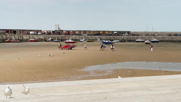 Groep Van Mensen Wandelen Margate Beach Bij Low Tide Wheeling — Stockvideo