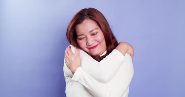 Jong Mooi Vrouw Gevoel Liefde Glimlachen Knuffelen Knuffelen Zichzelf Egoïstisch — Stockvideo