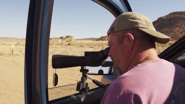 Hombre Cazador Mirando Través Del Telescopio Explorando Cordillera Del Desierto — Vídeo de stock