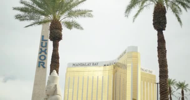 Tilt Wide Shot Van Het Mandalay Bay Hotel Las Vegas — Stockvideo