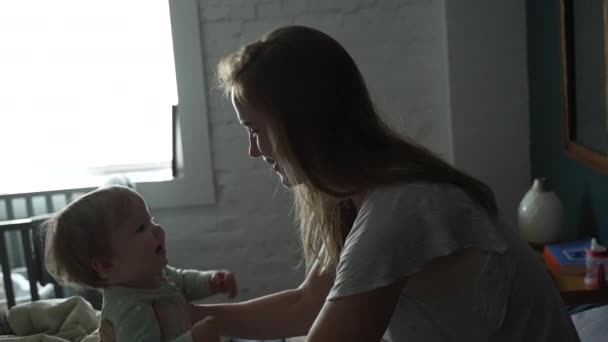 Baby Girl Csecsemők Gyerekek Fiatal Aranyos Ártatlan Csecsemő Anya Apa — Stock videók