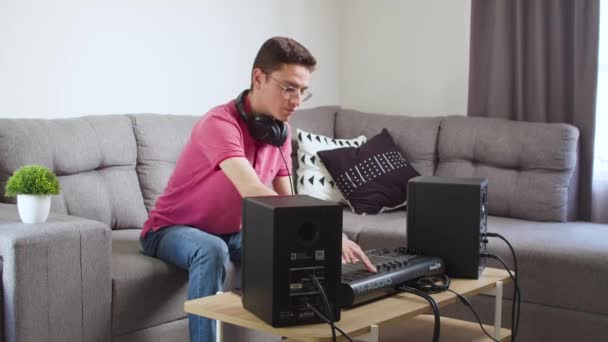 男とともに眼鏡遊んでいるキーボードのザリビングルーム — ストック動画