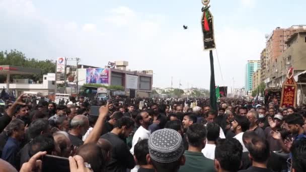 Grande Grupo Homens Multidão Cantando Uníssono Desfile Muharram Karachi Movimento — Vídeo de Stock