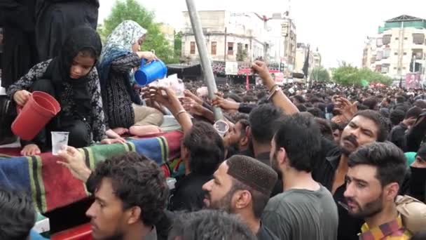 Multidões Pedir Água Desfile Muharram Karachi Movimento Lento Pan Direita — Vídeo de Stock