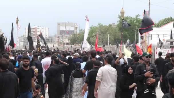 Πλήθη Θρηνητών Στην Παρέλαση Του Μοχάραμ Στο Καράτσι Αργή Κίνηση — Αρχείο Βίντεο