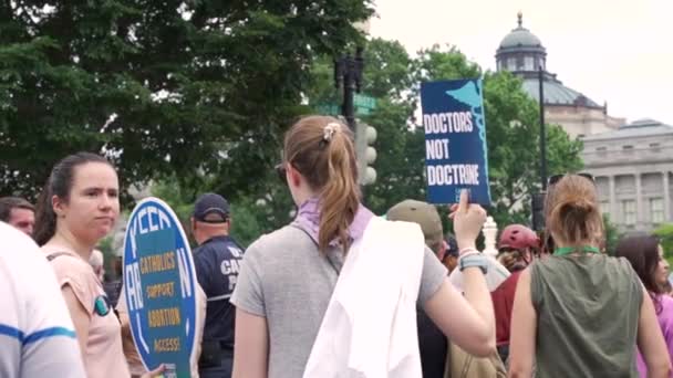 Protesteerders Kijken Grimmig Buiten Het Hooggerechtshof Dag Dat Roe Viel — Stockvideo