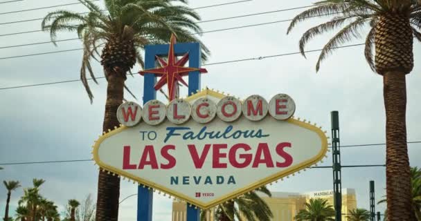 Slow Motion Wide Welcome Fabulous Las Vegas Sign — Vídeo de Stock