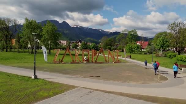 Slavný Dřevěný Zakopane Znamení Blízkosti Polských Tatry Hory Zemědělská Půda — Stock video