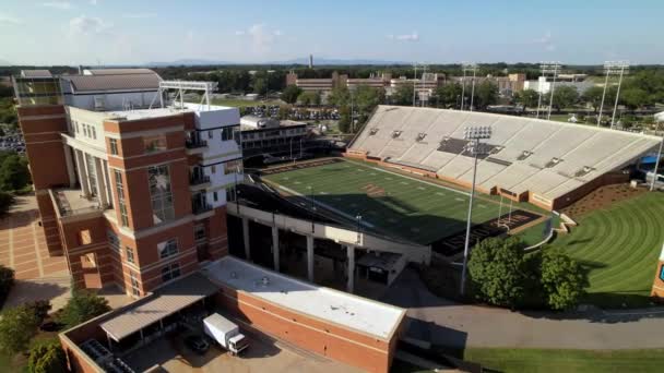 Órbita Aérea Del Campo Truista Universidad Wake Forest — Vídeo de stock