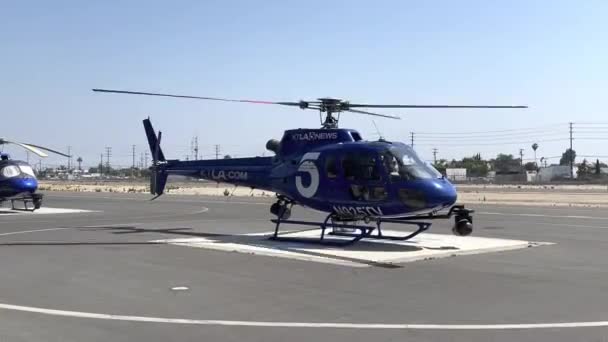 Hubschrauber Hebt Vom Flughafen — Stockvideo