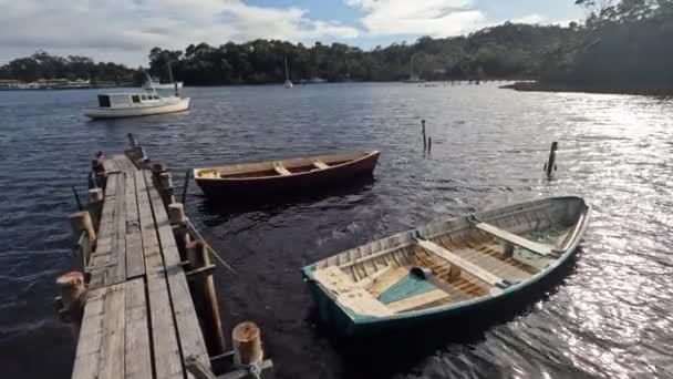 Barcos Remos Flotando Junto Muelle Madera Strahan Costa Oeste Tasmania — Vídeo de stock