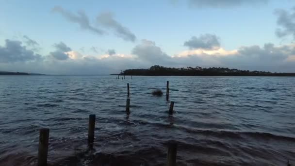Fale Przez Jezioro Zimowy Poranek Strahan Tasmania Zachodniego Wybrzeża — Wideo stockowe