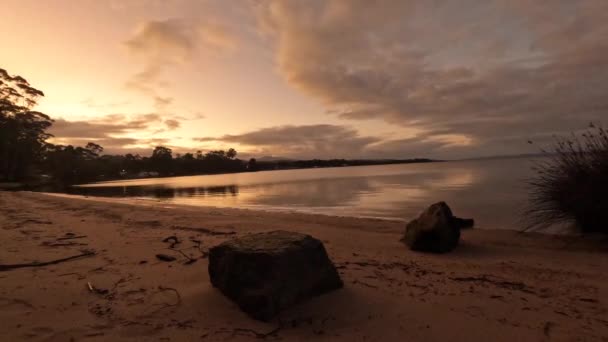 Tazmanya Avustralya Nın Batı Kıyısındaki Strahan Sabahın Erken Saatlerinde Gündoğumu — Stok video