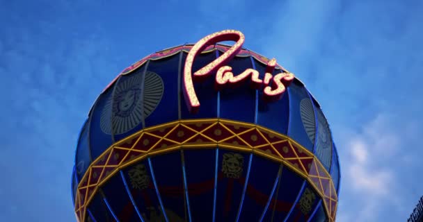 Slow Motion Närbild Paris Las Vegas Hotel Balloon Sign — Stockvideo