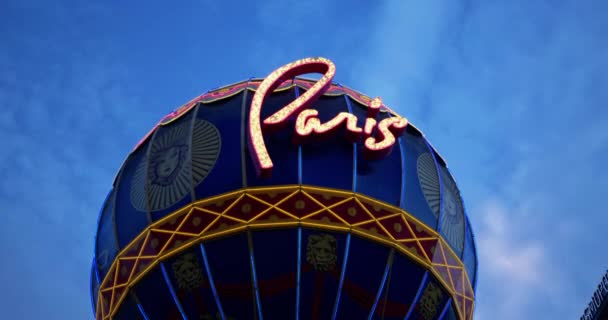 Inclinación Hacia Abajo Cerca París Las Vegas Hotel Balloon Sign — Vídeo de stock